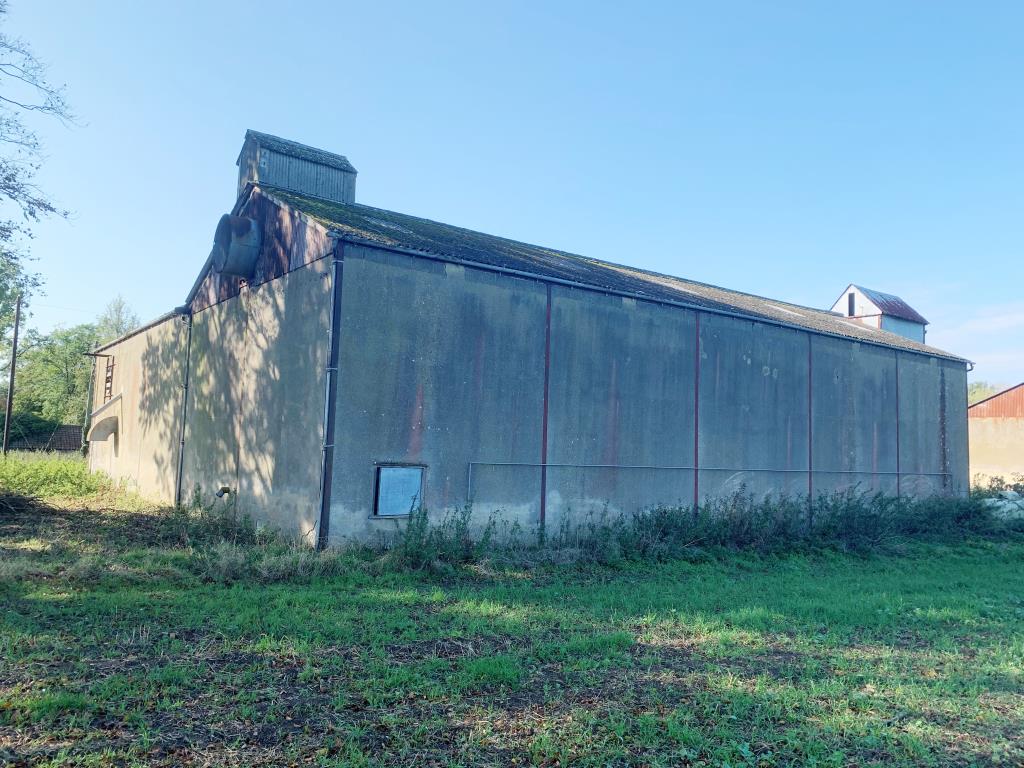 Lot: 35 - DETACHED L-SHAPED GRAIN STORE - 